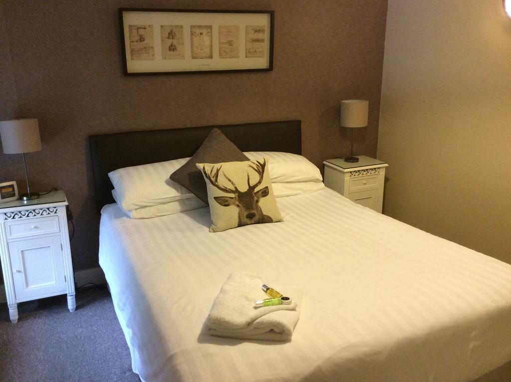 Отель Hambro Arms Milton Abbas Номер фото