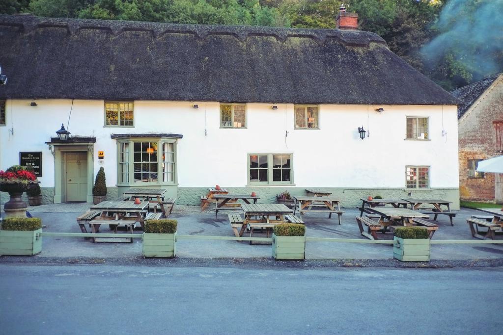 Отель Hambro Arms Milton Abbas Экстерьер фото