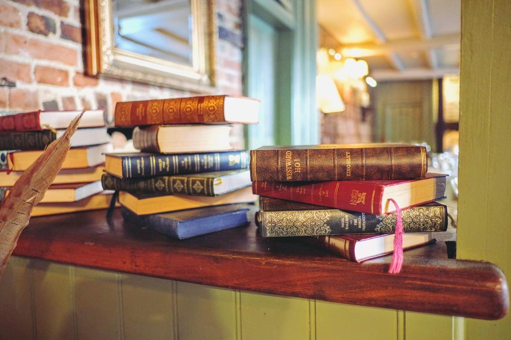 Отель Hambro Arms Milton Abbas Экстерьер фото