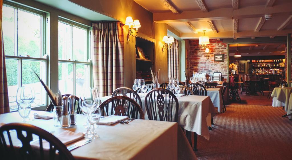 Отель Hambro Arms Milton Abbas Экстерьер фото
