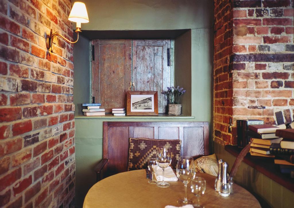 Отель Hambro Arms Milton Abbas Экстерьер фото