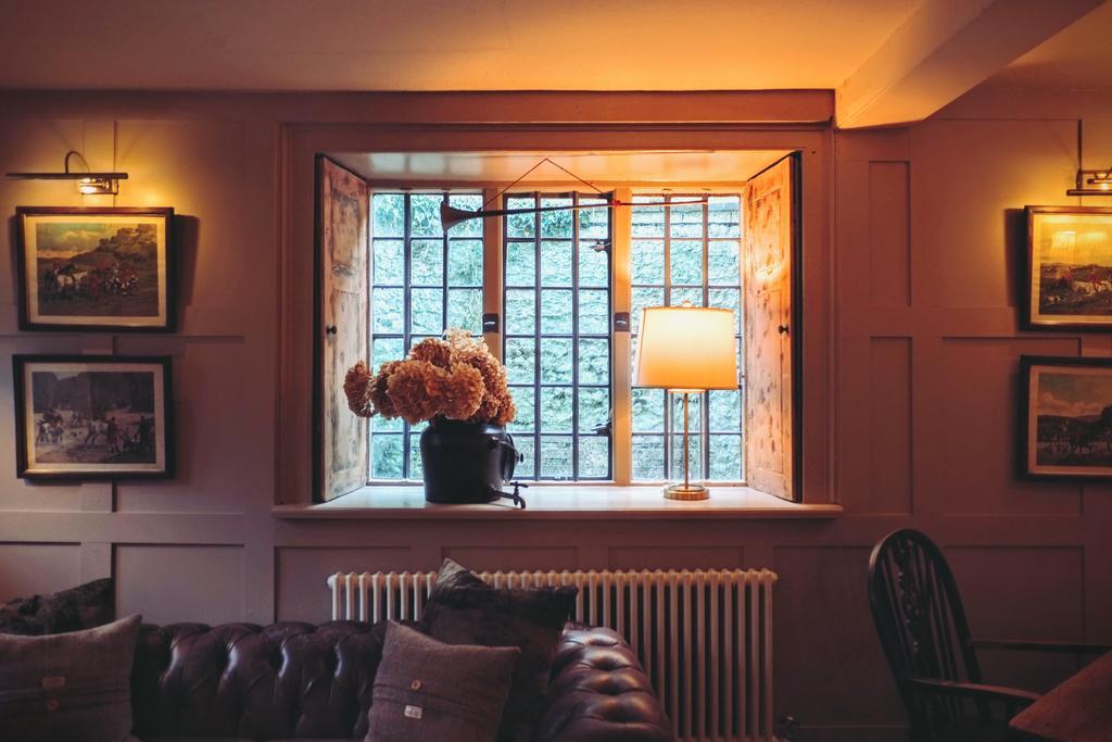 Отель Hambro Arms Milton Abbas Экстерьер фото