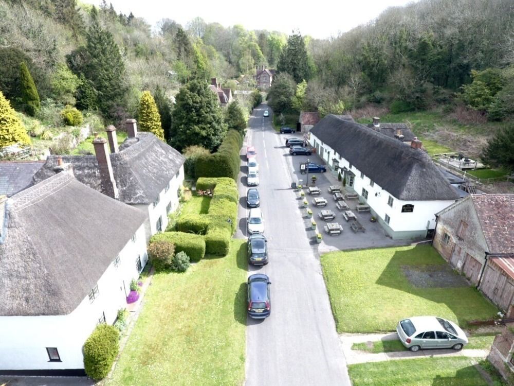 Отель Hambro Arms Milton Abbas Экстерьер фото